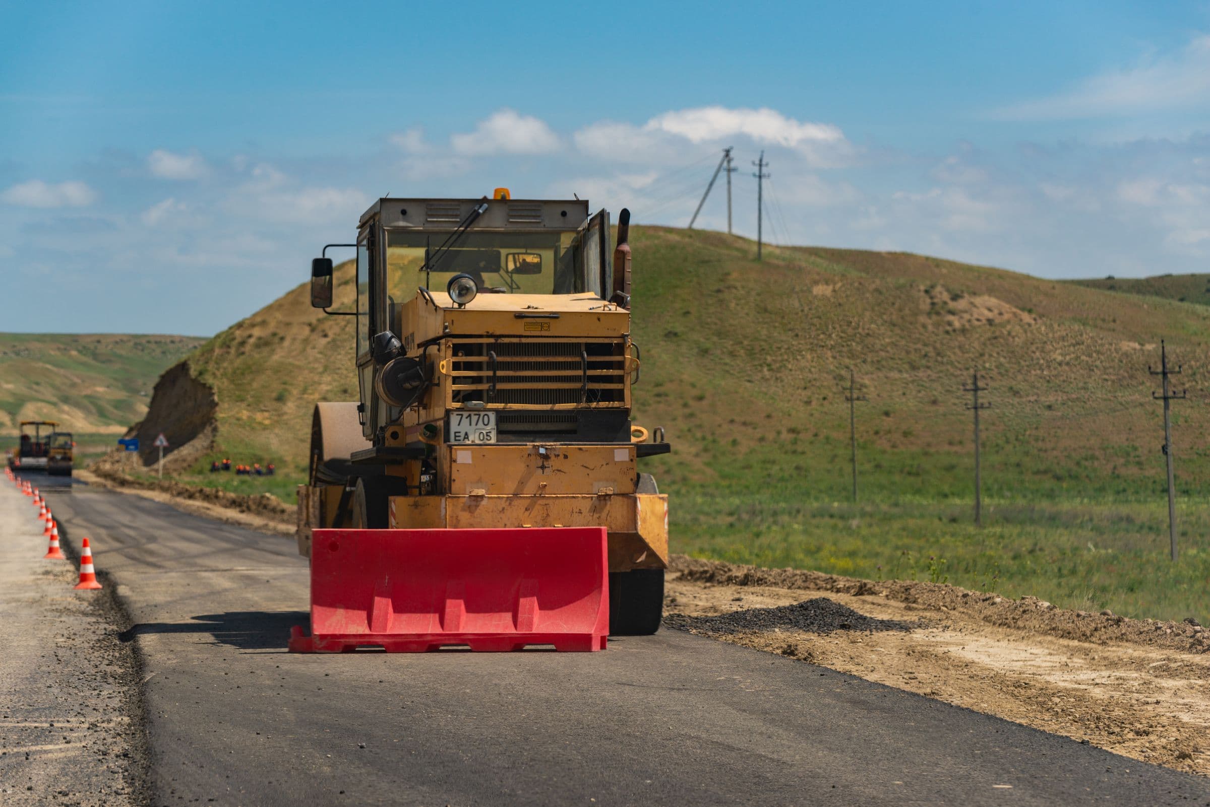 Un compacteur sur la couche de forme d'une route en construction.